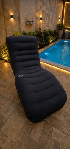 Divan inflável para área de lazer.