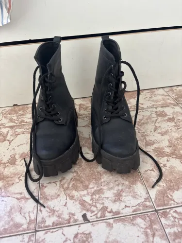 Bota coturno salto tratorado 