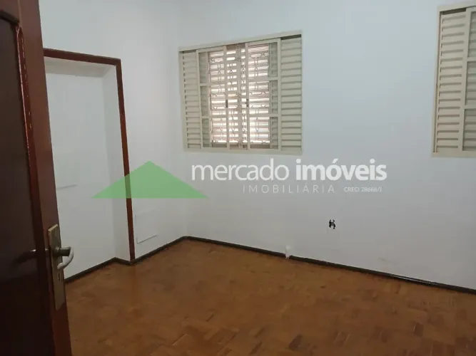 ALUGA-SE APARTAMENTO NO CENTRO
