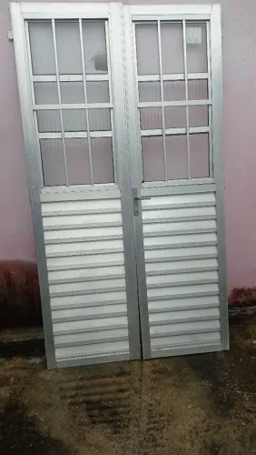 Porta de alumínio dupla com vidro 1,10x2,10
