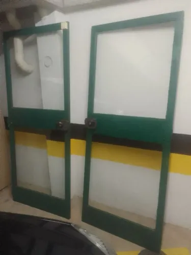 Vendo duas portas de aço, com vidro e fechaduras