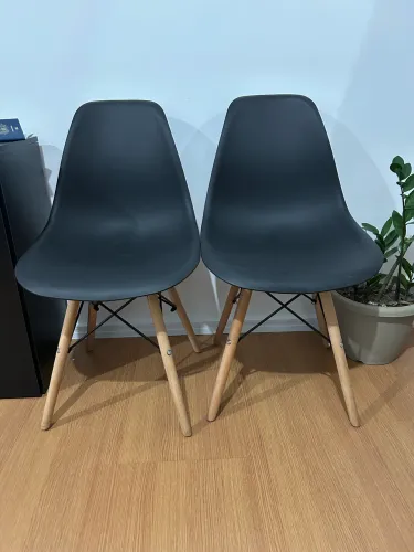 Duas cadeiras Eifell Eames DSW Preta Base Madeira.
