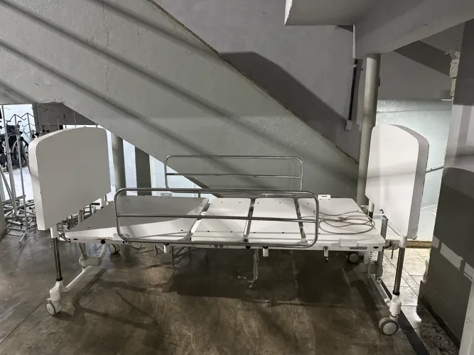 Cama hospitalar motorizada 