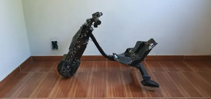 Triciclo elétrico infantil.