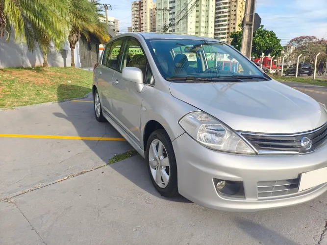 Nissan Tiida SL 1.8/1.8 Flex 16V Aut. 2012