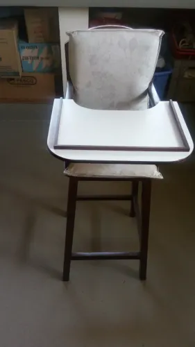 Cadeira para alimentação de crianças pequenas.