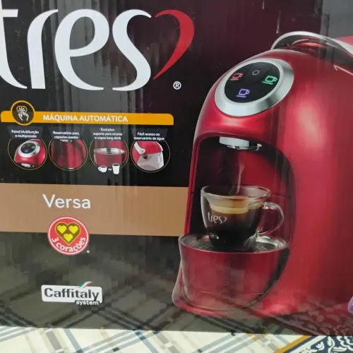 Vendo uma cafeteira tres coracoes da linha versa