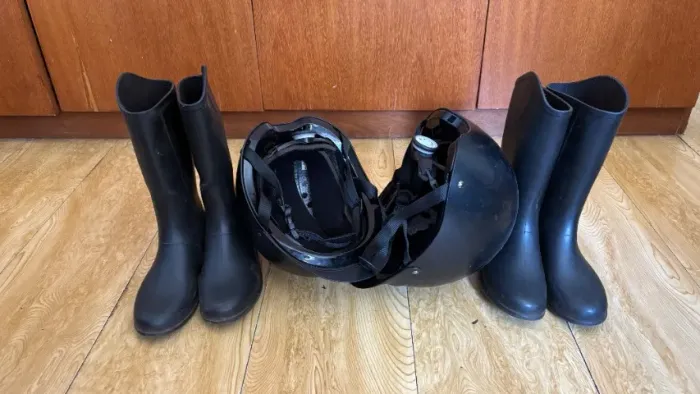 Bota e Capacete prática de Hipismo.