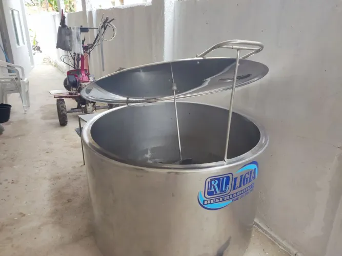 Vendo ou troco tanque resfriador de leite. OBS: motor com defeito.