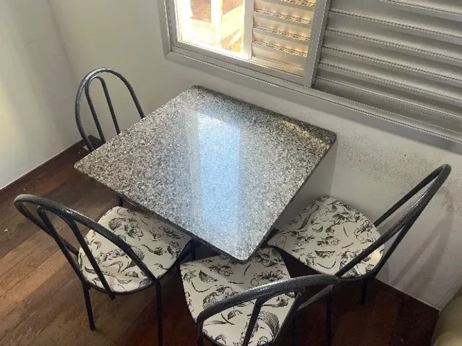 Mesa de jantar com 4 cadeiras