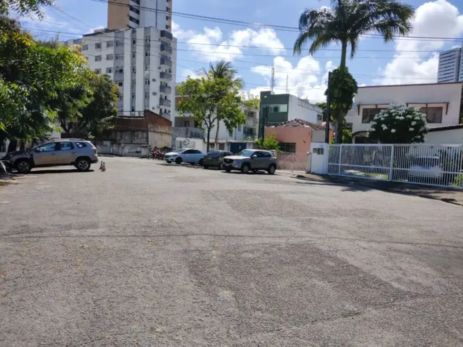 VENDO ÓTIMA CASA COM 3 QUARTOS NO BAIRRO BOA VISTA / RECIFE