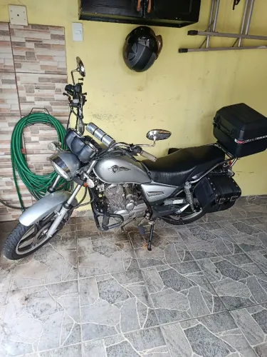 Moto em estado de nova.