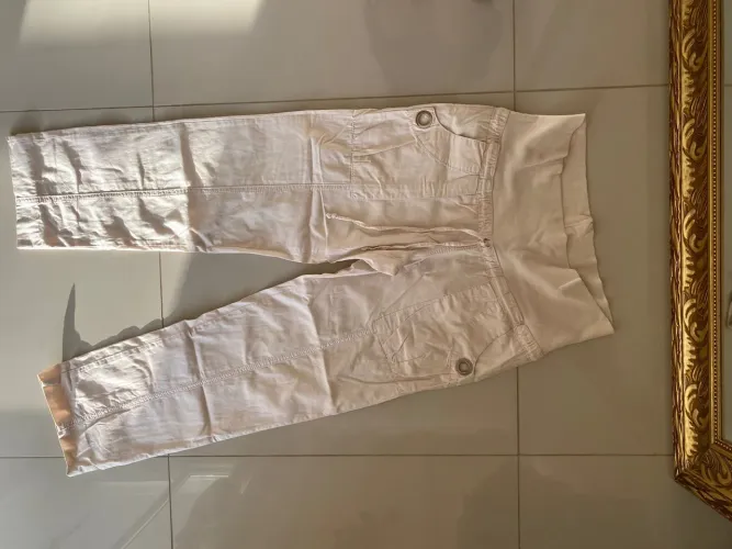 Calça gestante modelo cargo bege nude tecido leve elástico na cintura feminina pantacour