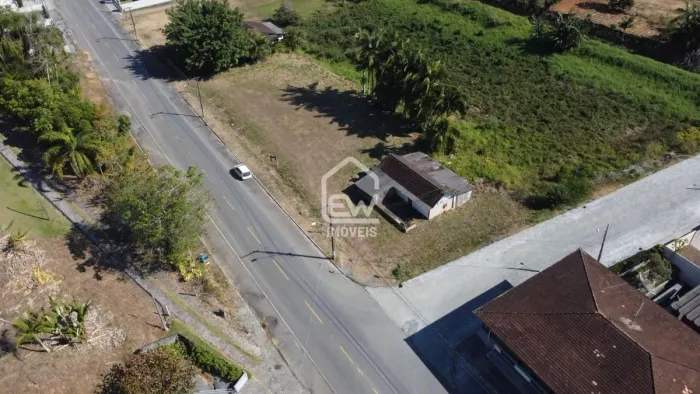 Terreno com Ótima Localização, Área Total de 2.045m² em Massaranduba, SC