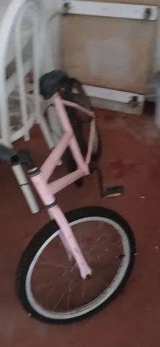 Vendo uma bicicleta media seminova linda barato