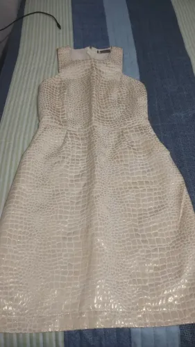 Vestido dourado de couro 