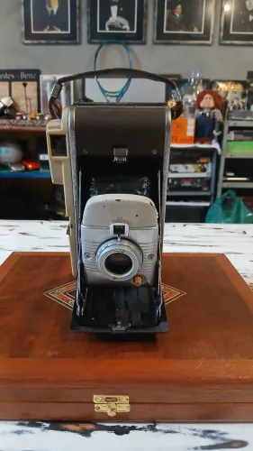 Polaroid Land modelo 80A. Fabricada em 1957