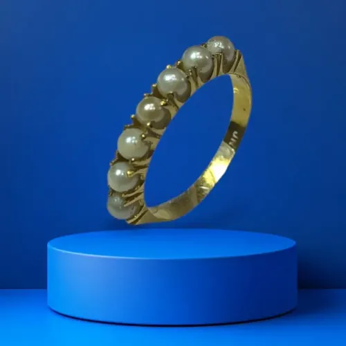 Meia aliança de ouro amarelo com perolas brancas