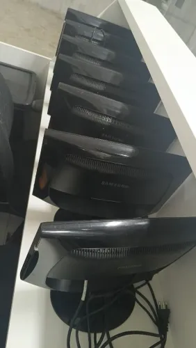 8 Monitores de computador . Tudo a $750.00