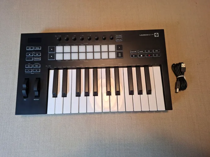 Teclado Controlador Midi Novation Launchkey 25 Mk3 *SOMENTE VENDA