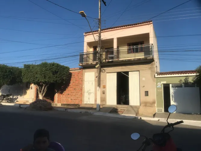 Casa 1? andar com 3 quartos.