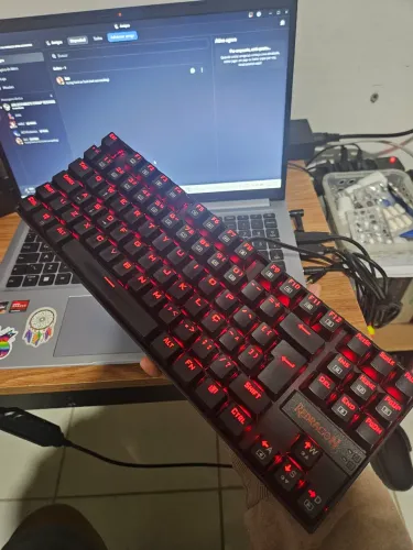 Teclado Redragon KUMARA Vermelho 75%, Switch Azu, Com fiol