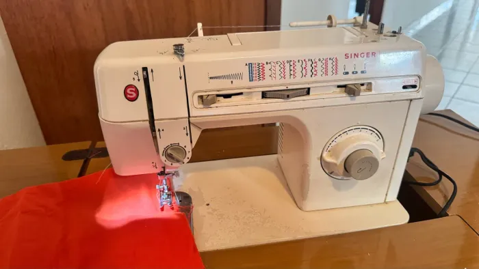 Máquina de costura Singer com móvel