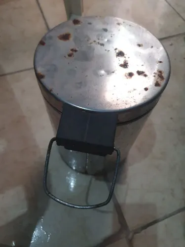 Vendo Lixeira de inox com cesto interno.