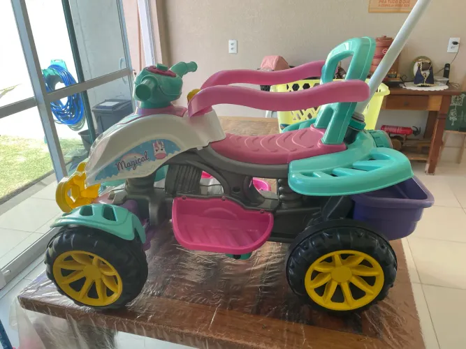 Quadriciclo Infantil a Pedal Branco e Rosa - Maral