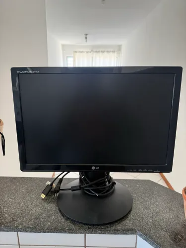 Monitor 19 polegadas LG Flatron W1942P + cabo (energia e VGA)