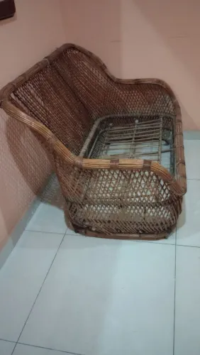 Vende se um sofá de bambu