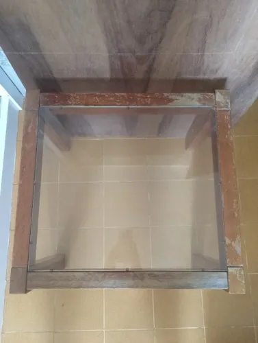 Mesa quadrada de canto com tampo de vidro excelente estado e bem conservada.