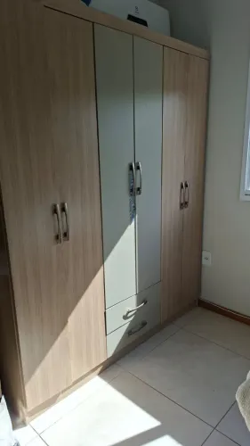 Roupeiro com 4 estantes, 2 gavetas e espaço para sapatos usado em boas condições