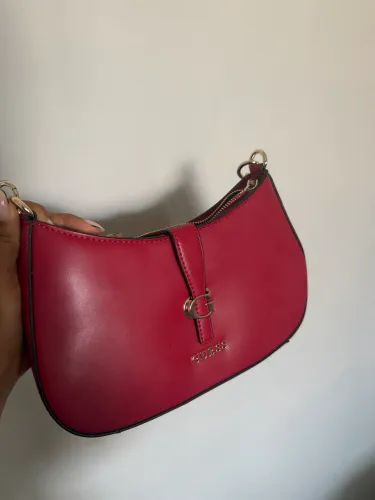 Bolsa Guess - Carrie cor cereja 