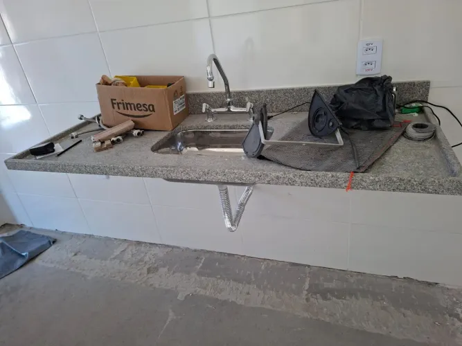 Bancada de cozinha em granito com Cuba e torneira Inox