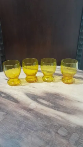 Antigos copinhos de vidro para licor
