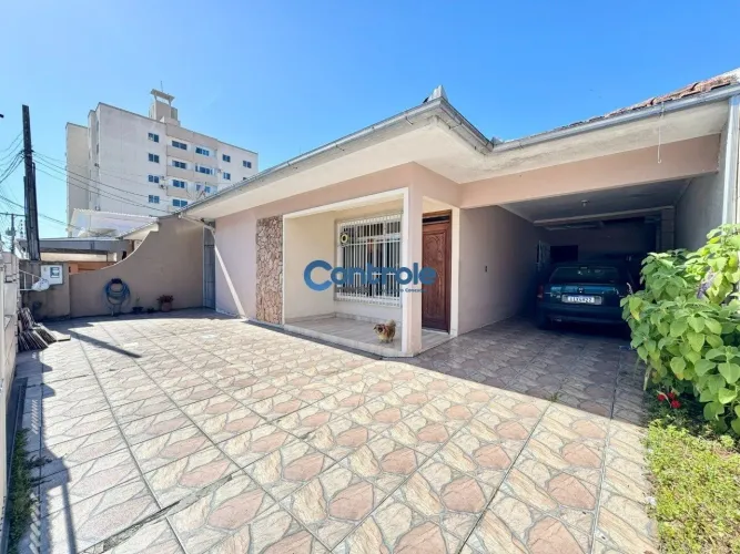 Casa com 03 dormitórios em Barreiros, São José/SC!
