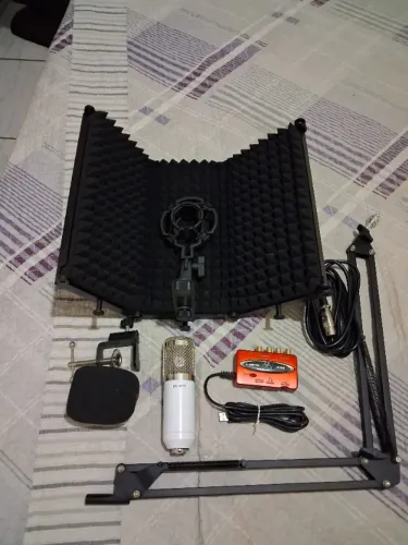 Kit podcast: Microfone BM800 + Interface Behringer + Isolamento Portátil