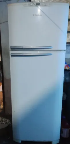 Geladeira Electrolux Frost Free Premium com defeito 