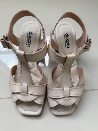 Sandália couro salto bloco Dakota extra conforto creme tam 34