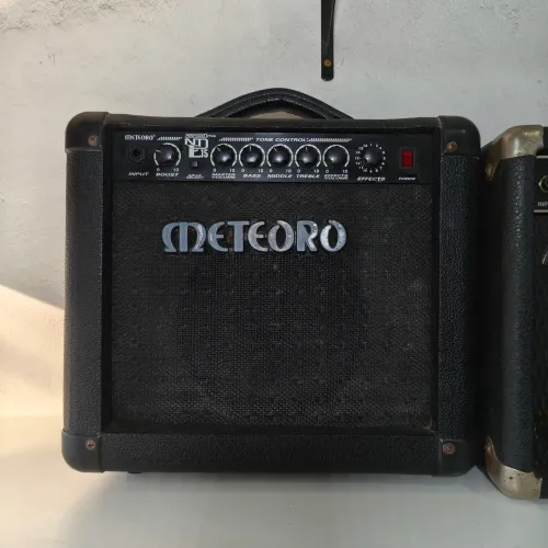 Amplificador de guitarra com diversos efeitos...