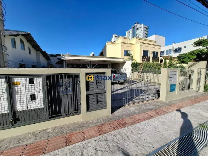 Locação: Apartamento com 02 quartos. Bairro Centro (Itajaí)