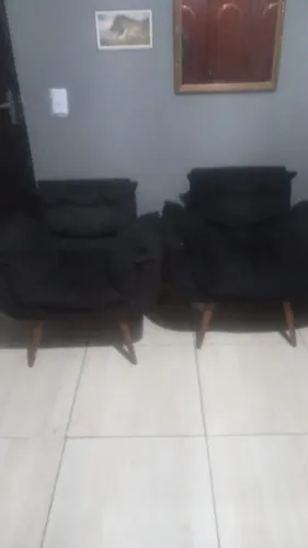 2 Poltronas Tecido Preto Pés de Madeira