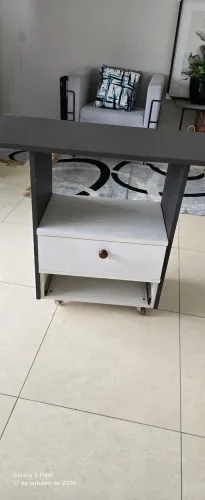 Mesa funcional com gaveta