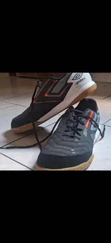 Vendo chuteira de futsal umbro pro 5 bump usada apenas 5 vezes