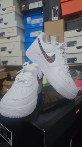 Nike Air force low  Supreme<br><br>Supreme x Nike Air<br><br>39<br><br>R$ 1.900<br><br>Force 1 Low White<br><br>Cheetah