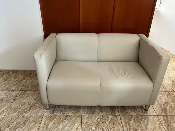 Exemplo: Sofá de dois lugares 