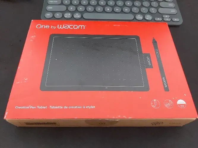 Mesa Digitalizadora One By Wacom CTL472, Pequena, Pen LP-190K, Preto e Vermelho
