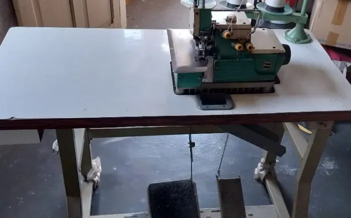 Máquina Overlock Yamata