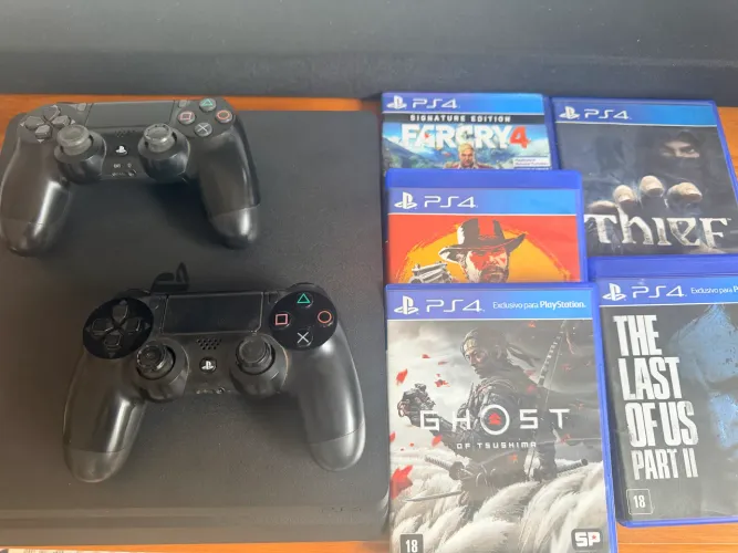 PS4 com 5 jogos e 2 controles
